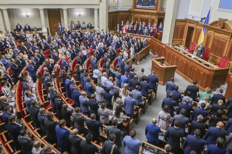 Принятие присяги и пение гимна Украины в Верховной Раде.