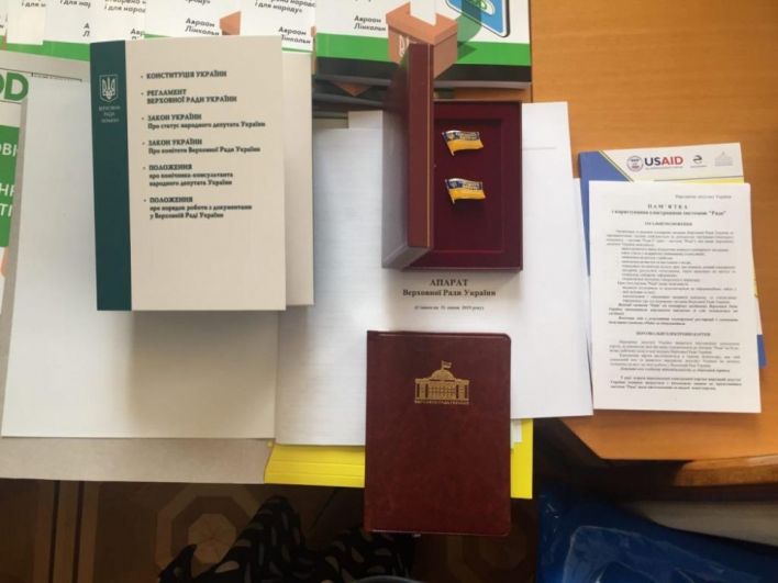 В конце торжественной части первого заседания Верховной Рады депутаты получили