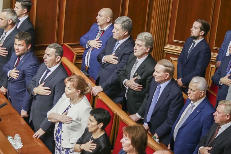 Экс-президенты Украины вместе с остальными депутатами принимают присягу.