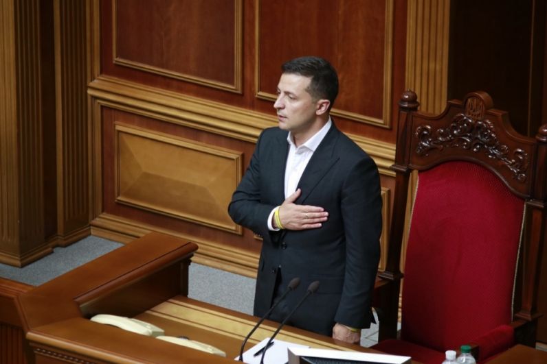 Владимир Зеленский вместе со всеми депутатами поет гимн Украины.