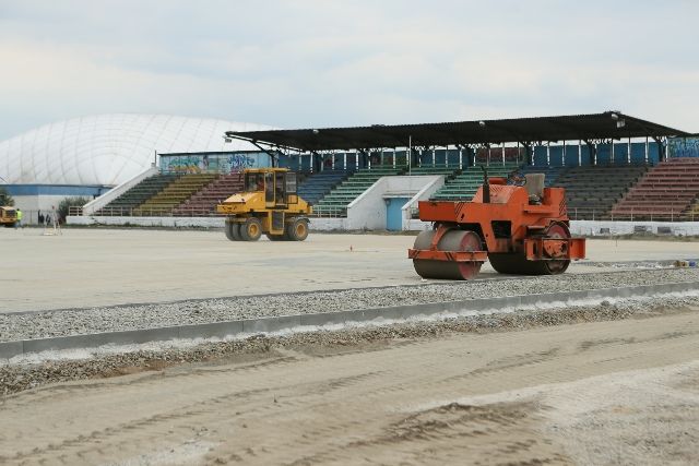 На городском стадионе Чебаркуля полным ходом идут ремонтные работы.