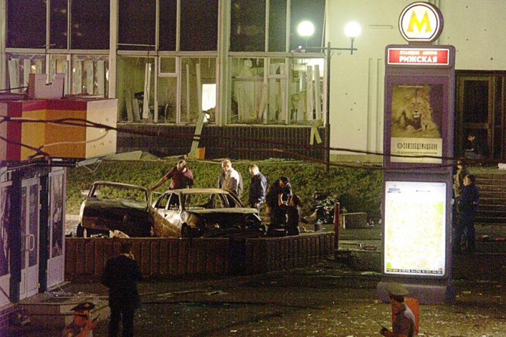 Взрыв прогремел после 20:00. По версии следствия, сотрудники милиции не допустили смертницу в метро, чем предотвратили более тяжелые последствия теракта.