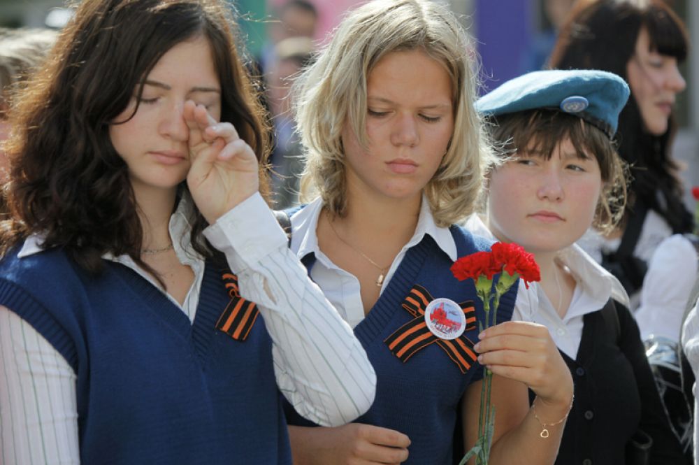 Акция памяти на месте теракта у станции метро «Рижская» в Москве, 2009 год.