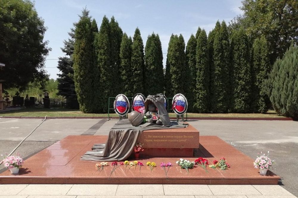 При освобождении заложников погибли 10 спецназовцев, им установлен памятник.