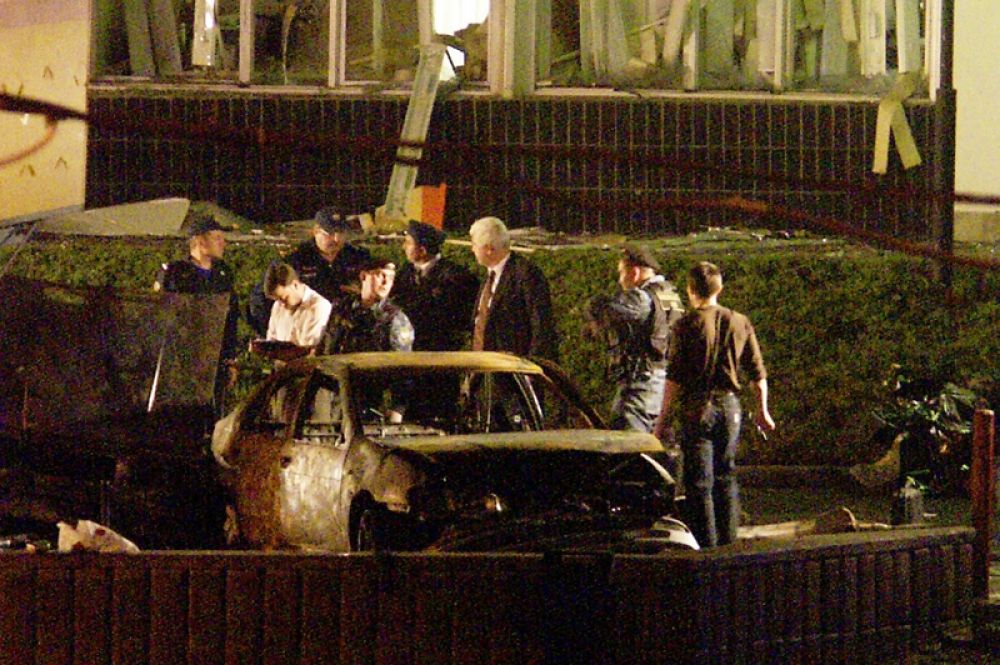 От взрыва загорелось два стоявших у метро автомобиля, из-за чего в первые минуты после происшествия озвучивалась ошибочная версия о том, что взрывное устройство было заложено в один из них.