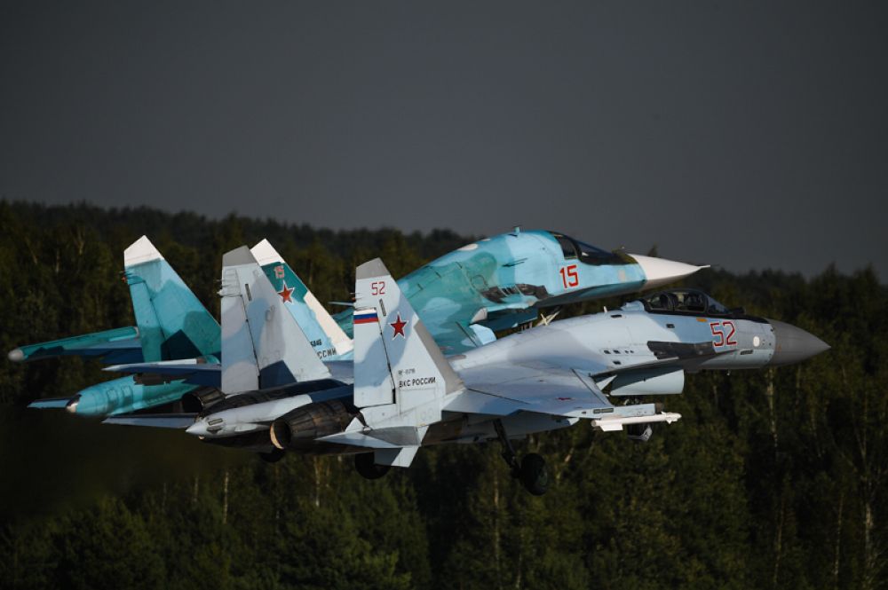 Российские многоцелевые истребители Су-35С (справа) и Су-34.
