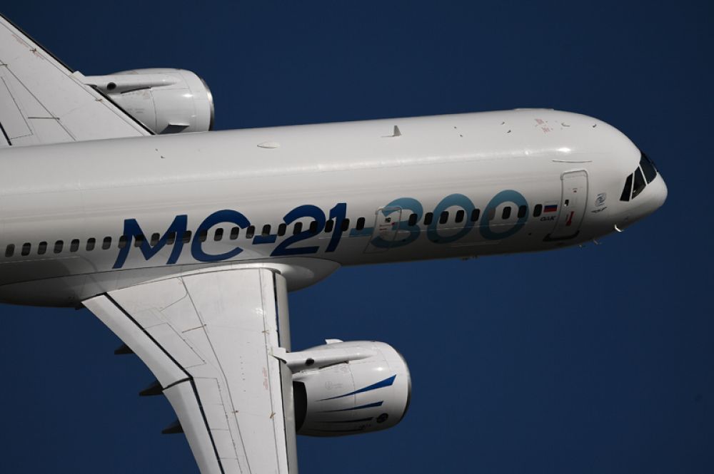 Российский среднемагистральный пассажирский самолет МС-21-300.