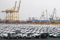 Импортные автомобили в морском торговом порту Усть-Луга.