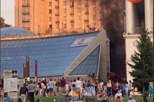 На Майдане Независимости в Киеве вспыхнул пожар: подробности