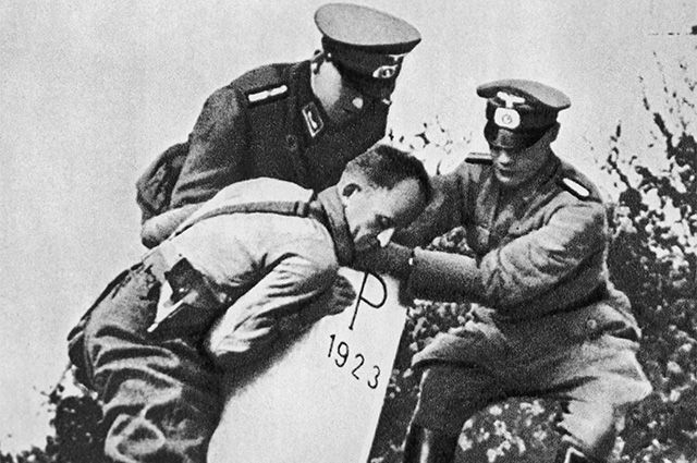 Гитлеровцы уничтожают пограничные знаки на польско-германской границе. 1939 г. Фото из книги «Вторая мировая война 1939-1945 годы».