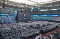Тысячи петербуржцев хором спели гимн России