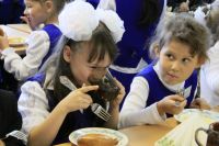 Детей перед уроками нужно обязательно кормить, как так в школе они зачастую не съедают завтрак или обед. 