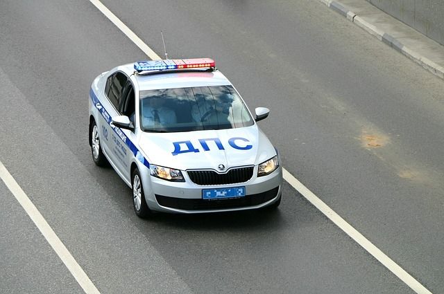 Инспекторы Тюмени остановили таксиста с признаками опьянения наркотиками