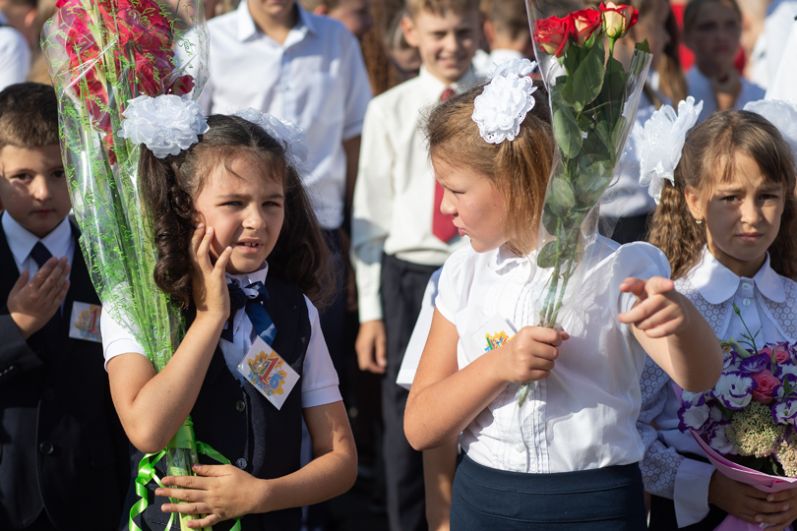 Первоклассники школы-лицея №3 имени Макаренко в Симферополе на линейке в честь начала учебного года.