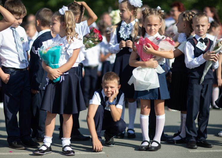 Ученики школы-лицея №3 имени Макаренко в Симферополе на линейке в честь начала учебного года.