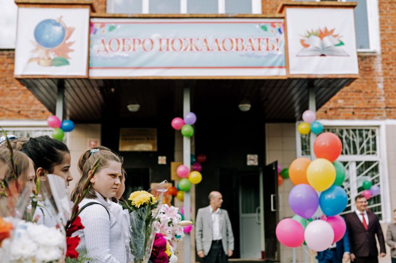 Ученики общеобразовательной школы №24 во время торжественной линейки, посвященной Дню знаний, в Иванове.
