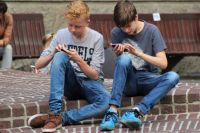 Современных школьников сложно представить без смартфонов.