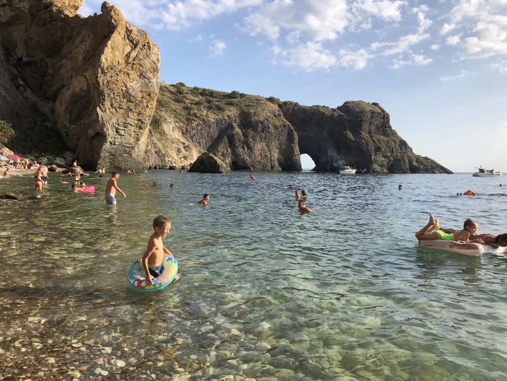 Пляж Грот Дианы на мысе Фиолент (Севастополь).
