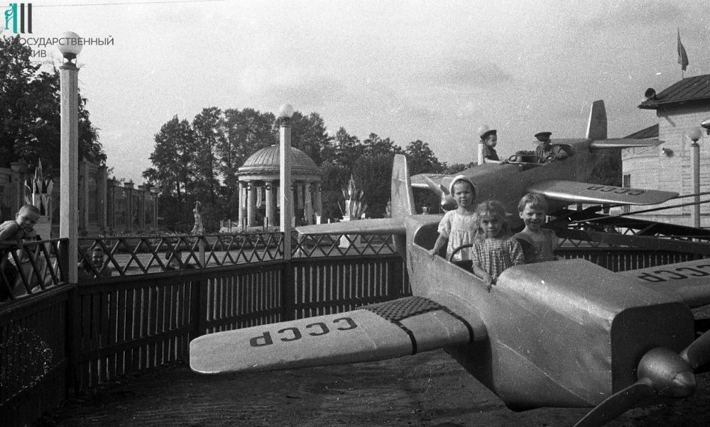 Вид ротонды и главной аллеи, 1955 год.