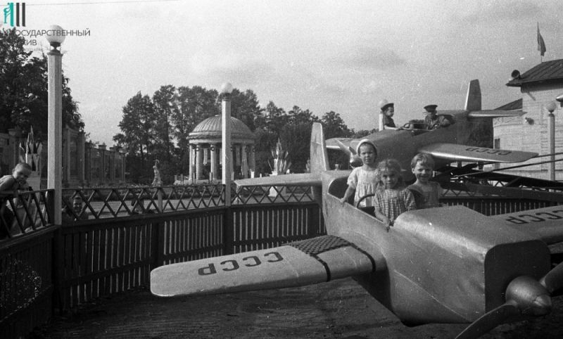 Вид  ротонды и главной аллеи,  1955 год.