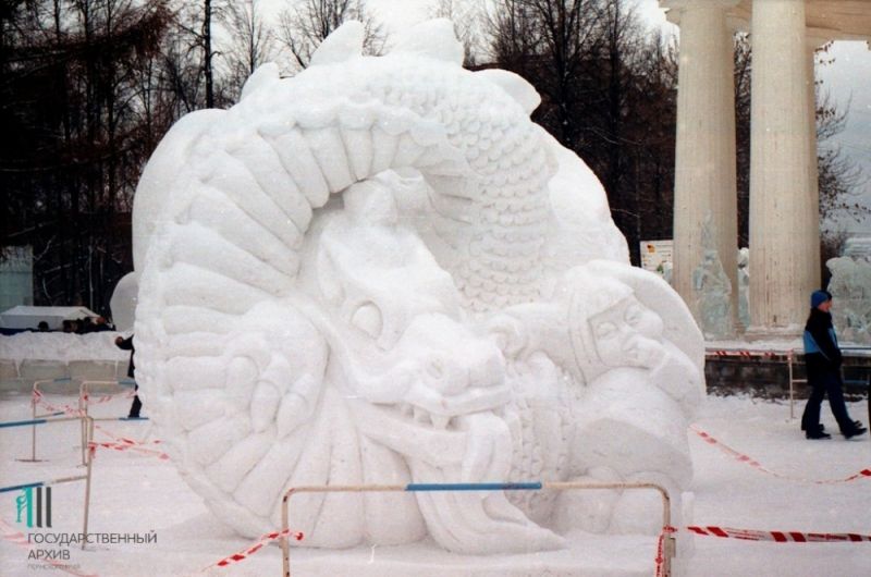 Скульптуры из снега и льда на фестивале 