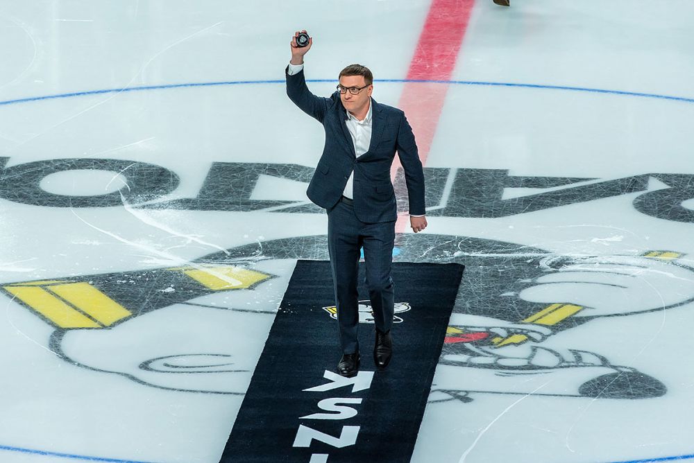 Президент "Трактора" Алексей Текслер с первой шайбой Чемпионата