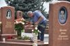 Мужчина принес цветы на могилу на мемориальном кладбище «Город ангелов» в Беслане, где похоронены погибшие во время теракта в 1-й Бесланской школе 1-3 сентября 2004 года.