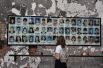 Школьница у стенда с портретами погибших в бывшей 1-й Бесланской школе, где проходят траурные мероприятия, посвященные 15-й годовщине теракта 1-3 сентября 2004 года.