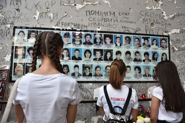 Школьники пришли возложить цветы в бывшую 1-ю Бесланскую школу, где проходят траурные мероприятия, посвященные 15-й годовщине теракта 1-3 сентября 2004 года. В результате теракта погибли 334 человека, в том числе 318 заложников, из которых 186 - дети.