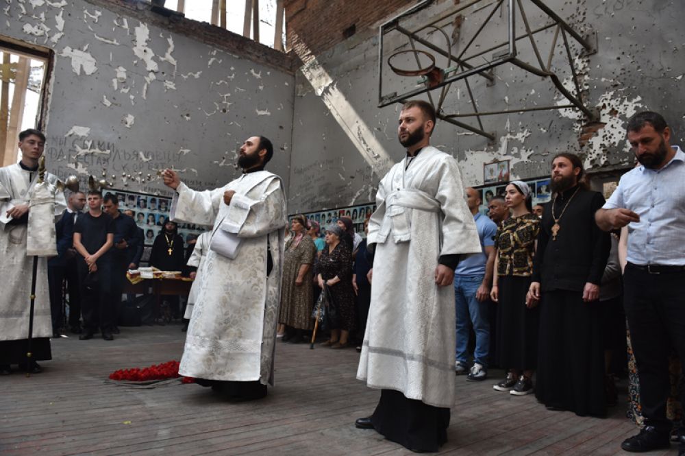 Литургия в бывшем спортзале 1-й Бесланской школы по жертвам теракта.