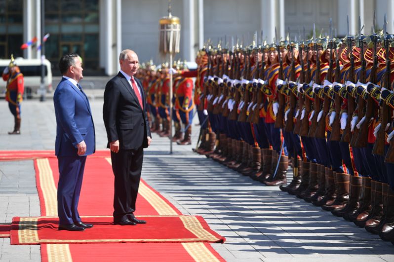 Президент РФ Владимир Путин и президент Монголии Халтмагийн Баттулга (слева) на церемонии официальной встречи у Государственного дворца на площади имени Сухэ-Батора в Улан-Баторе.