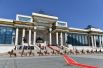 Почетный караул у Государственного дворца на площади имени Сухэ-Батора в Улан-Баторе готовится к церемонии официальной встречи президента РФ Владимира Путина, прибывшего в Монголию с официальным визитом.
