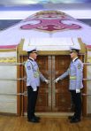 Почетный караул у войлочной юрты, установленной на пятом этаже Государственного дворца, в которой проходят переговоры президента РФ Владимира Путина и президента Монголии Халтмагийна Баттулги.