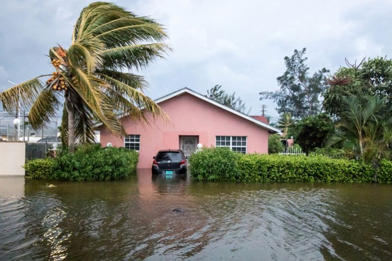 Затопленные улицы Нассау после того, как ураган «Дориан» достиг Багамских Островов.
