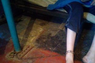 Под Днепром мать держала сына на цепи из-за его пенсии