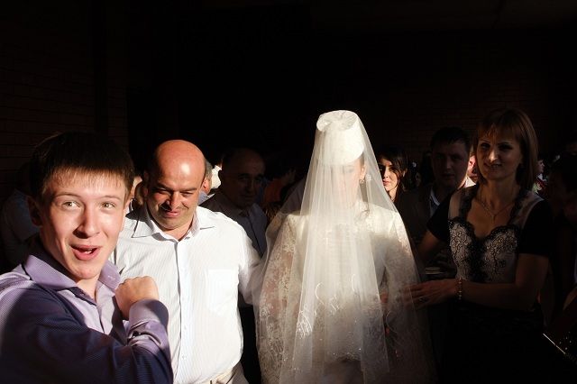 Осетинская свадьба: невесту вводят в дом жениха.