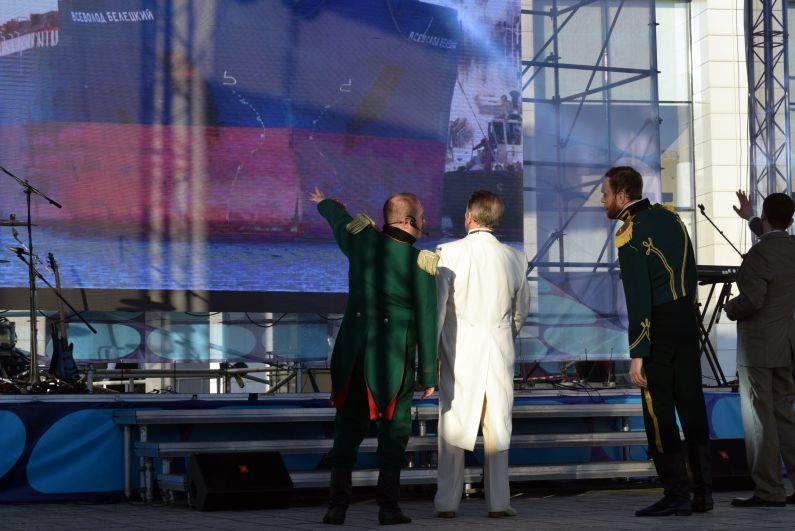 Актёры областного драматического театра рассказали, как Николай II принимал решение о строительстве порта.