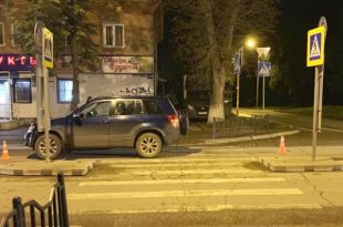 Девочка переходила дорогу по