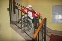 Инвалиду-колясочнику забраться по ступеням без пандуса и чьей-то помощи порой практически невозможно...