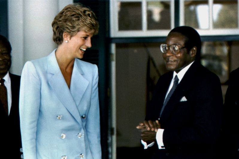 Диана, принцесса Уэльская беседует с президентом Зимбабве Мугабе во время ее визита в Хараре, 1993 год.
