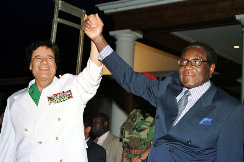 Встреча полковника Муаммара Каддафи и Роберта Мугабе возле здания Государственного дома в Хараре, 2001 год.