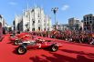 Праздник в честь 90-летия итальянской компании Ferrari на площади Дуомо в Милане.
