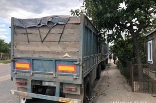 В Николаеве от прицепа грузовика отлетело колесо и травмировало пенсионера