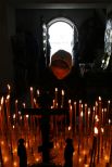 Во время траурной панихиды в День памяти жертв теракта на улице Гурьянова в храме-часовне «Всех скорбящих Радость», воздвигнутой на месте трагедии, 9 сентября 2004 года.
