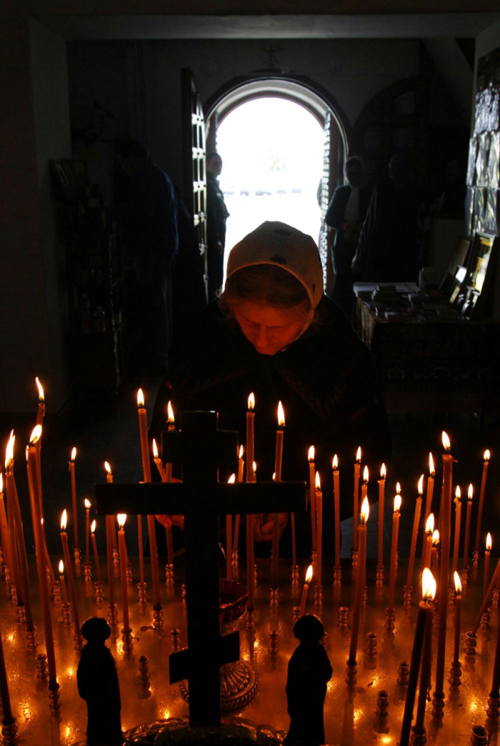 Во время траурной панихиды в День памяти жертв теракта на улице Гурьянова в храме-часовне «Всех скорбящих Радость», воздвигнутой на месте трагедии, 9 сентября 2004 года.