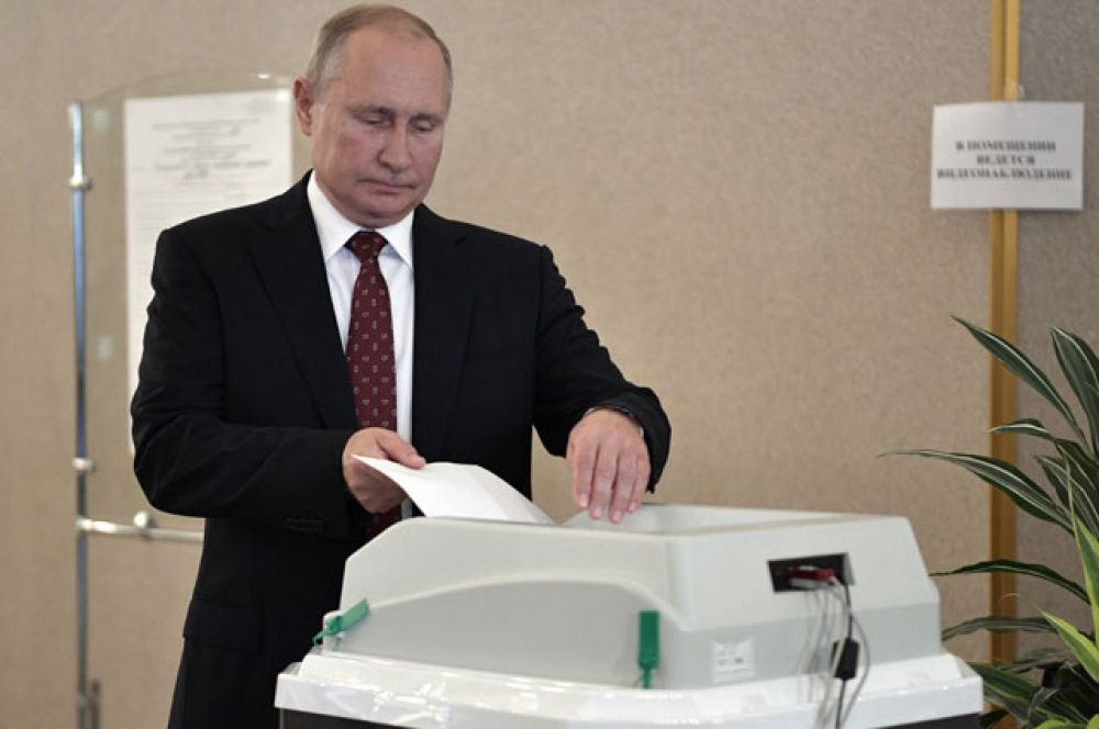 Президент РФ Владимир Путин во время голосования на выборах депутатов в Московскую городскую Думу на избирательном участке № 2151 в здании Российской академии наук (РАН).