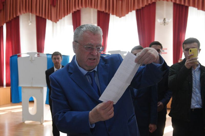 Лидер ЛДПР Владимир Жириновский голосует на выборах в Московскую городскую Думу на избирательном участке в Москве.