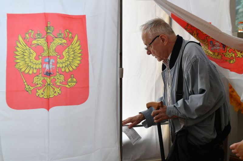 Житель Москвы голосует на выборах в Московскую городскую Думу на избирательном участке №173.