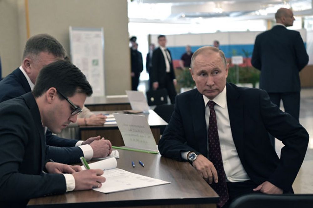 Президент РФ Владимир Путин во время голосования на выборах депутатов в Московскую городскую Думу на избирательном участке № 2151 в здании Российской академии наук (РАН).