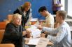 Жительница Москвы голосует на выборах в Московскую городскую Думу на избирательном участке № 90.